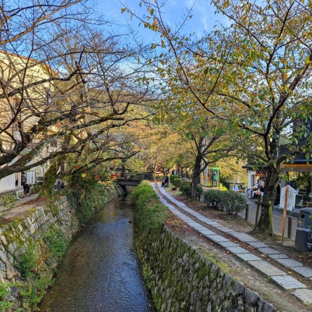 Neue Wege: Auf dem Winterweg nach Santiago de Compostela | "Natürlich mit Öffis" - Interview mit Autor Michael Vitzthum | In Japan zu Gast bei Fremden