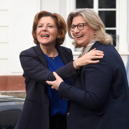 Ministerpräsidentin Anke Rehlinger (Schal) empfängt am Freitag (24.02.2023) die Ministerpräsidentin aus Rheinland-Pfalz Malu Dreyer in der Staatskanzlei in Saarbrücken.