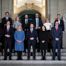 Armin Schuster (CDU, l-r), Innenminister, Georg-Ludwig von Breitenbuch (CDU), Minister für Umwelt- und Landwirtschaft, Conrad Clemens (CDU), Kultusminister, Regina Kraushaar (CDU), Ministerin für Infrastruktur und Verkehr, Petra Köpping (SPD), Sozialministerin, Sebastian Gemkow (CDU), Wissenschaftsminister, Michael Kretschmer (CDU), Ministerpräsident von Sachsen, Christian Piwarz (CDU), Finanzminister, Constanze Geiert (CDU), Justizministerin, Barbara Klepsch (CDU), Ministerin für Kultur und Tourismus, Dirk Panter (SPD), Wirtschaftsminister, und Andreas Handschuh (parteilos), Chef der Staatskanzlei, stehen nach ihrer Ernennung für ein Gruppenfoto in der Staatskanzlei.