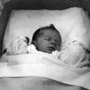 Charles A. Lindbergh Junior. Der 20 Monate alte Säugling wurde im März 1932 in New Jersey aus seinem Kinderbettchen entführt und am 12. Mai 1932 tot aufgefunden.
