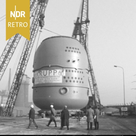 In Rheinhausen wird der Sicherheitsbehälter für die Reaktoranlage für das erste deutsche Atomschiff "Otto Hahn" verladen, 1965.