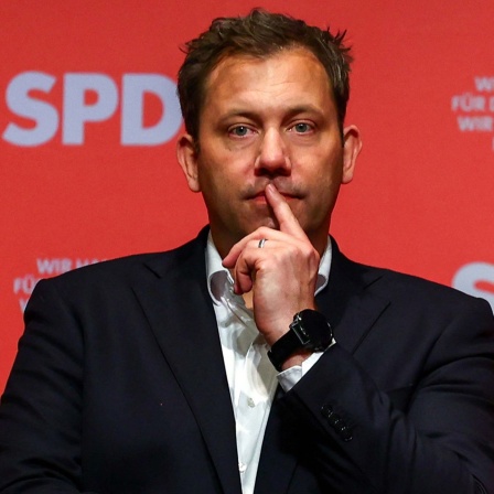 Lars Klingbeil und Saskia Esken auf einem Podium mit SPD-Logo (26.04.2025)