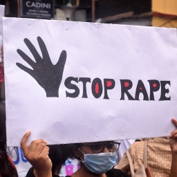 Demonstranten in Kalkutta mit Schildern "Stop Rape"