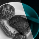 Das Beitragsbild des ARD Radiofeature "Fleisch ohne Tier" zeigt einen Teller voll mit gegrillten Fleischersatzprodukten.