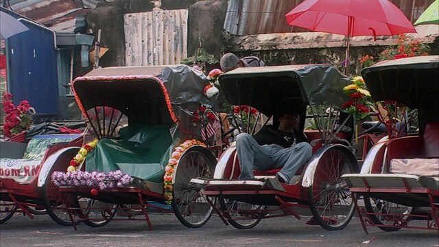 Rikscha-Fahrer mit Passagieren