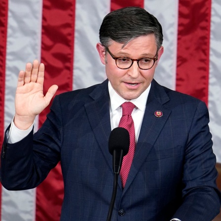 USA, Washington: Mike Johnson, neu gewählter Vorsitzender des US-Repräsentantenhauses, wird vereidigt.