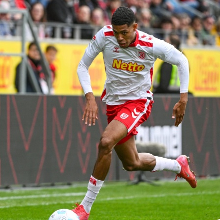 Noah Ganaus dribbelt mit dem Ball