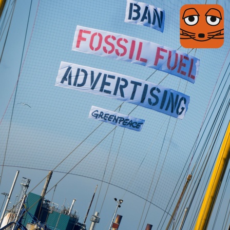 Banner mit der Aufschrift "Ban Fossil Fuel Advertising" /Verbot von Werbung für fossile Brennstoffe