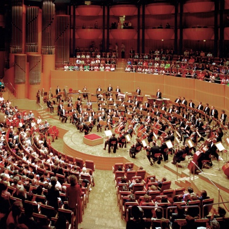 Ein Konzert in der Kölner Philharmonie - Innenansicht des Konzertsaals mit Orchester und Publikum