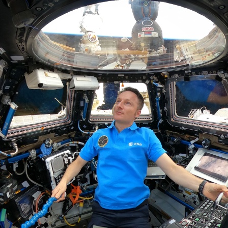 Astronaut Matthias Maurer blickt von der Kuppel der Internationalen Raumstation ISS auf die Erde