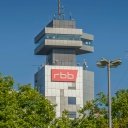 Das Gebäude des Rundfunks Brandenburg-Berlin mit rotem Logo.