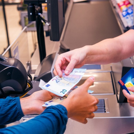 Wechselgeld für Butter an Supermarktkasse