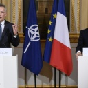 NATO-Generalsekretär Jens Stoltenberg und Frankreichs Präsident Emmanuel Macron in Paris