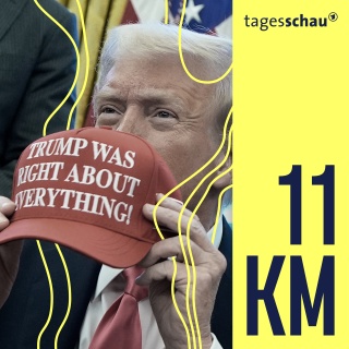 Donald Trump hält eine Kappe mit der Aufschrift "Trump hatte in allem recht". 