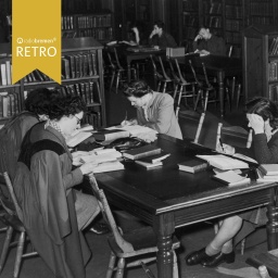 USA in den 50er Jahren: Studentinnen lesen in einer Universitätsbibliothek in Büchern und machen sich Notizen.