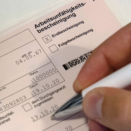 Arbeitsunfähigkeitsbescheinigung wird unterschrieben