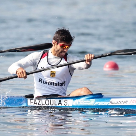 Der Kanute Saeid Fazloula 2018 im deutschen Nationaltrikot auf dem Wasser.