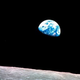 Das Foto von 1968 zeigt eine über dem Mond aufgehende Erde. 
