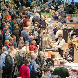 Eine Menschenmenge vor dem Stand von Norwegen in der Halle der Nordischen Länder auf der Internationalen Grünen Woche 2025. 