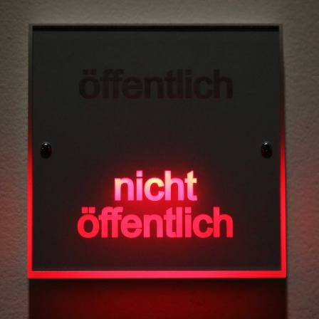 "Nicht öffentlich" steht auf einem Schild.