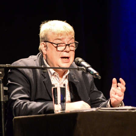 Max Goldt liest auf einer Bühne