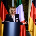 Bundeskanzler Olaf Scholz (r, SPD) und Giorgia Meloni, Ministerpräsidentin von Italien, stehen bei einer Pressekonferenz vor italienischen und deutschen Fahnen an runden Rednerpulten