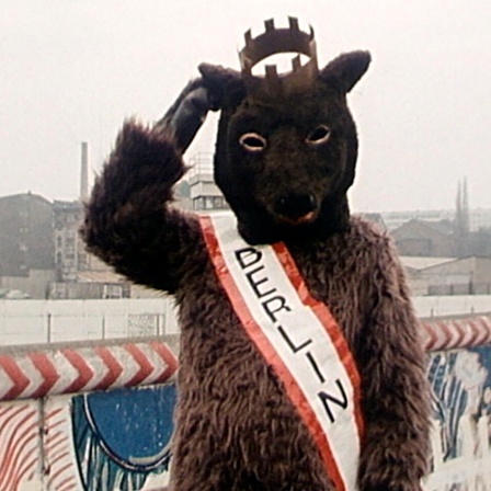Verkleidung mit Bärenkostüm vor Berliner Mauer (Bild: rbb Presse & Information)
