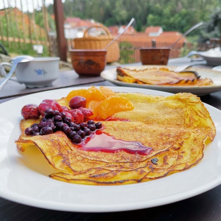 Ein Eierkuchen dekoriert mit Obst.