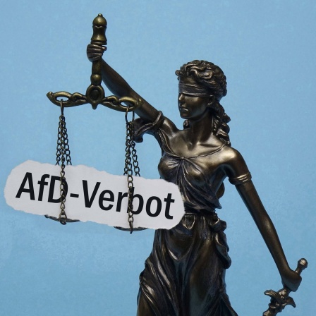 Symbolbild: Justitia mit dem Schriftzug "AfD-Verbot" in der Waagschale