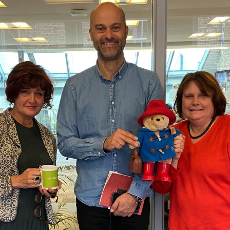 Korrespondent* innen im Studio London: Annette Dittert, Christoph Prössl, Gabi Biesinger mit einem Paddingtonbär 