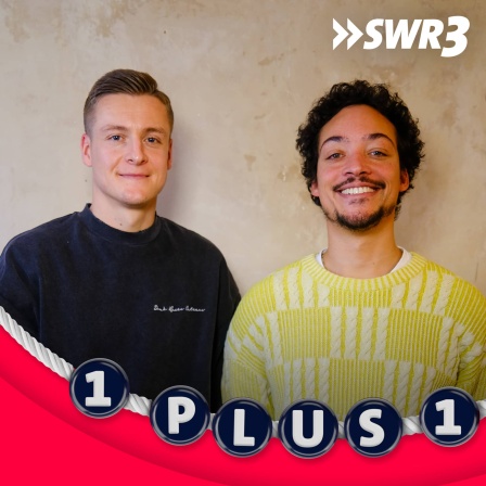 Ex-Fußballspieler und Fußballexperte Felix Kroos und Comedian, Podcaster und Moderator Aurel Mertz im Podcast &#034;1 plus 1&#034;