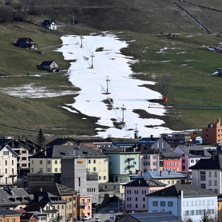 Ein Bügellift in der Schweiz. Viel Schnee liegt auf der Piste nicht und Skifahren dürfte schwierig werden. (Symbolbild)