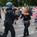 Polizisten rangeln sich mit einer Frau auf einer verbotenen Querdenker-Demo auf der Straße des 17. Juni an der Siegessäule