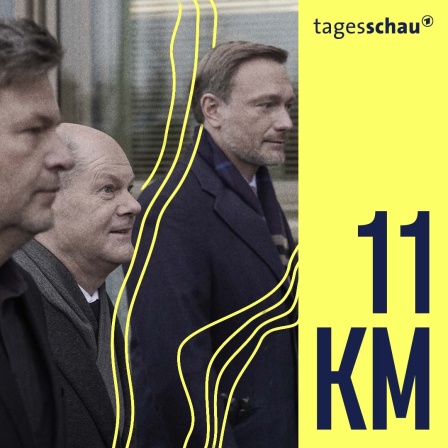 Robert Habeck (Bündnis 90/Die Grünen), Olaf Scholz (SPD) und Christian Lindner, (FDP) verlassen ein Gebäude. 