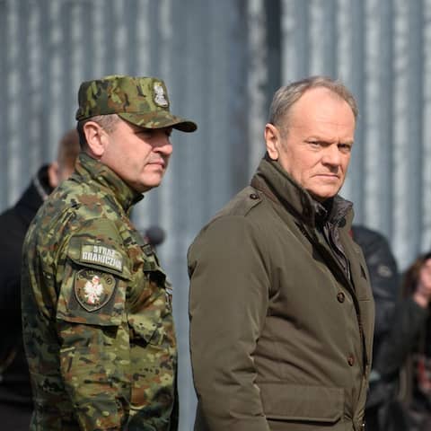 Polens Ministerpräsident Donald Tuks beim Besuch von Grenzschützern an der Grenze zu Belarus. (picture alliance/NurPhoto/Aleksander Kalka)
