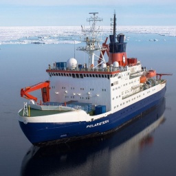 Das deutsche Forschungsschiff Polarstern vor treibenden Eisschollen