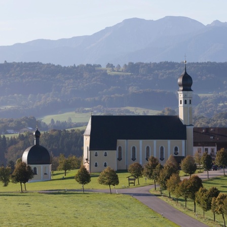 Pfeilgrad daneben - Der Irschenberg: Bayerische Sehenswürdigkeiten am Autobahnrand