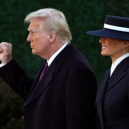 Der gewählte Präsident Donald Trump gestikuliert, als er mit seiner Frau Melania nach einem Gottesdienst in der St. John's Episcopal Church gegenüber dem Weißen Haus in Washington geht, Montag, 20. Januar 2025, am Tag der Amtseinführung von Donald Trump.