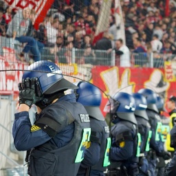 Polizisten in einem Stadion