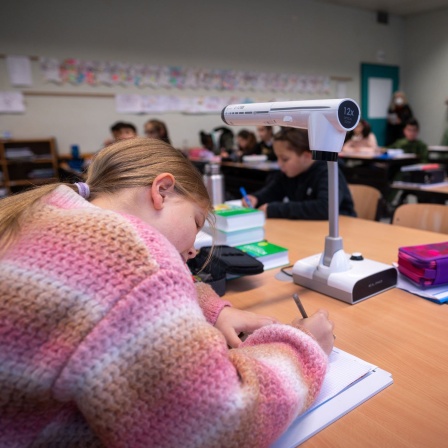 Schülerinnen einer 5. Klasse lernen im Unterricht Mathematik.