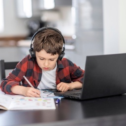 Schüler am Computer.