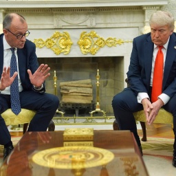 Bundeskanzler Friedrich Merz (CDU) und US-Präsident Donald Trump im Oval Office im Weißen Haus. 