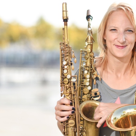 Jazzsaxofonistin Alexandra Lehmler mit drei verschiedenen Saxofonen.