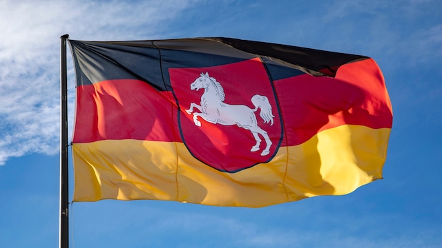 Flagge des Bundeslandes Niedersachsen mit Niedersachsenross.