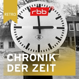 Mann hält großes Ziffernblatt einer Uhr/ rbb Retro Chronik der Zeit