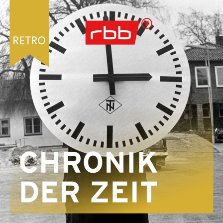 Mann hält großes Ziffernblatt einer Uhr/ rbb Retro Chronik der Zeit
