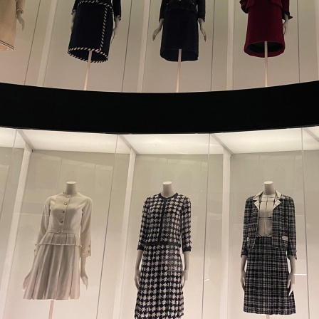 Kostüme in der Ausstellung der Modeschöpferin Coco Chanel im Victoria and Albert Museum in London 