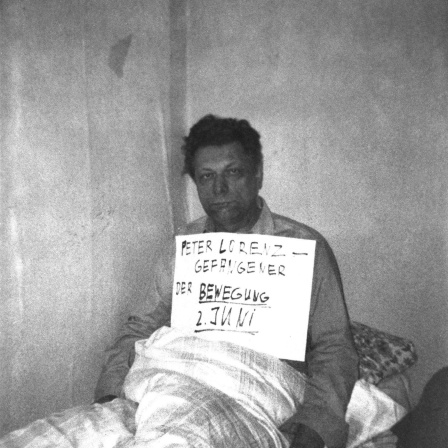 Peter Lorenz mit dem Schild um den Hals.