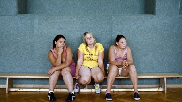 Melanie (Melanie Lenz, Mitte) und ihre Freundinnen verbringen den Sommer in einem Diät-Camp für Jugendliche. | Bild: ARD Degeto/BR/Tatfilm