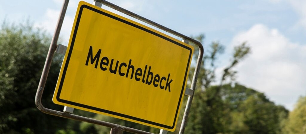 Straßenschild mit der Aufschrift "Meuchelbeck"